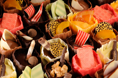 Een schaal met handgemaakte bonbons van Jordino
