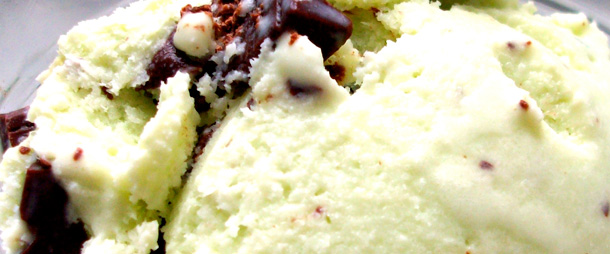 Schepijs met pistache en bosbes