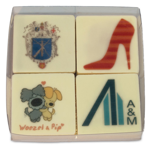 Doosje met vier logobonbons